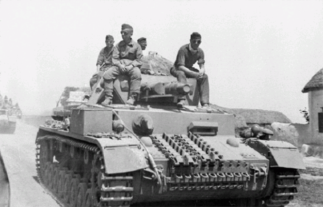 Немецкие солдаты на танке Pz. IV, июнь 1942 г.