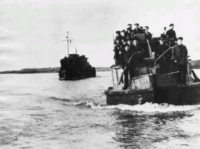 Катера Волжской военной флотилии с десантом направляются в Сталинград