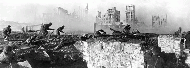 Советские солдаты штурмуют дом в Сталинграде, февраль 1943 года