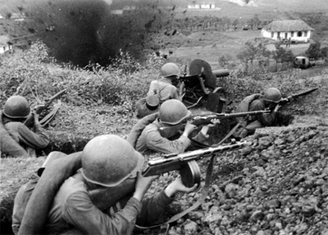 Советские пехотинцы ведут оборонительный бой в предгорьях Кавказа