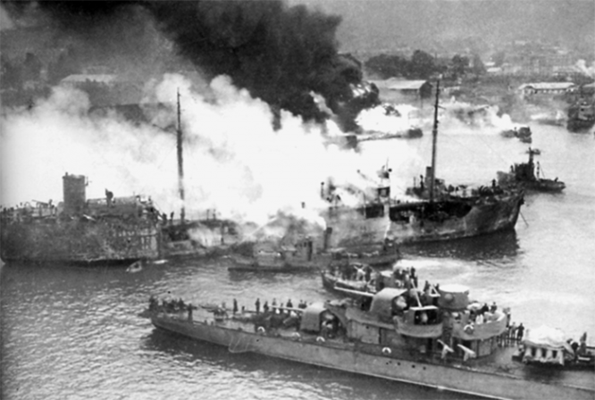 Пожары в порту Батуми после немецкого авианалета