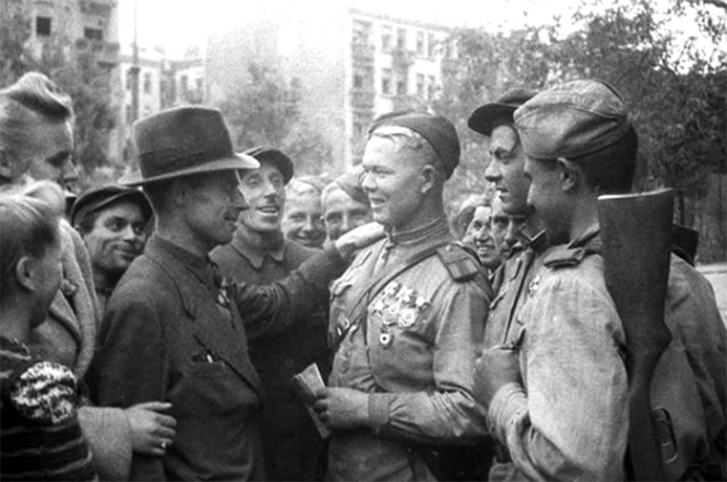 Жители Люблина и бойцы Советской Армии на одной из улиц города. 24 июля 1944 года. Фото Александр Капустянский