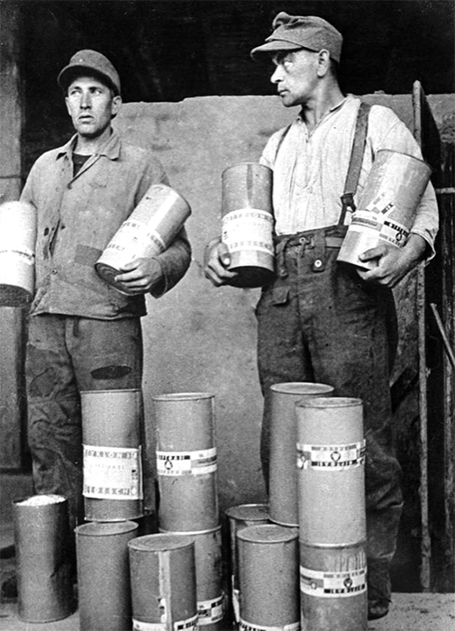 Немцы, приводившие в исполнение приговор над безвинными людьми в лагере смерти «Майданек». В руках баллоны с газом «Циклон». Оба повешены по приговору суда в г. Люблин в 1944 году. Фото Виктор Темин