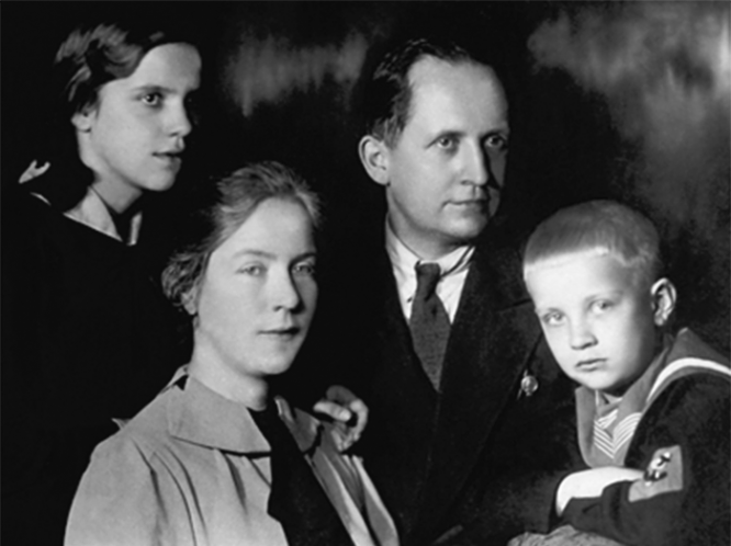 П. О. Сухой с женой Софьей Феликсовной, дочерью Ириной и сыном Дмитрием