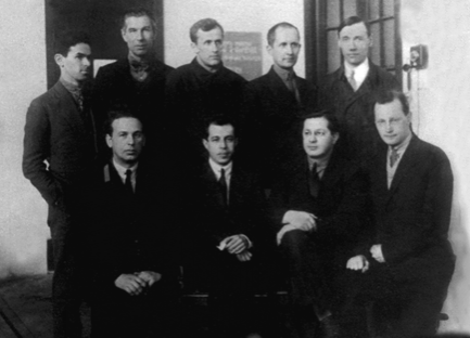 Сотрудники ЦАГИ: (стоят) Б. Я. Кузнецов, А. А. Байков, В. А. Чигиевский, П. О. Сухой, Петров; (сидят) Н. П. Кожевников, А. М. Изаксон, И. Ф. Незваль, И. П. Голованов