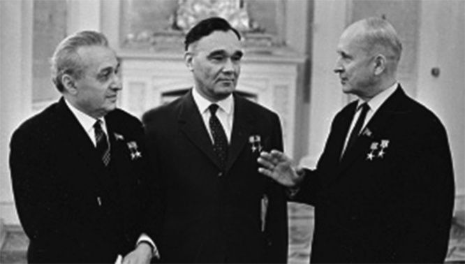 Известные авиаконструкторы Артем Иванович Микоян, Александр Сергеевич Яковлев и Павел Осипович Сухой в Кремле