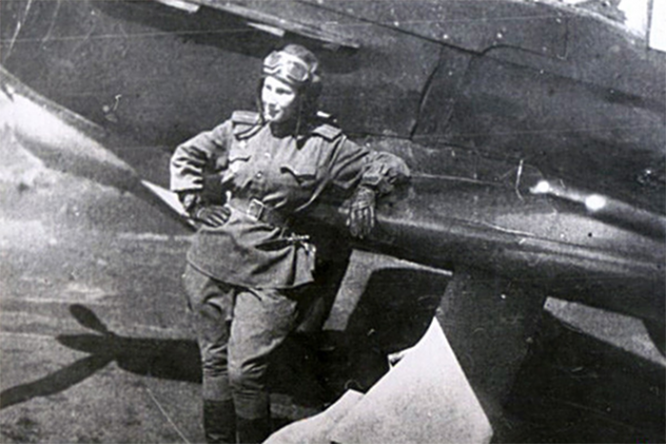 Пилот 73-го гвардейского истребительного авиаполка младший лейтенант Лидия Литвяк после боевого вылета на крыле своего истребителя Як-1
