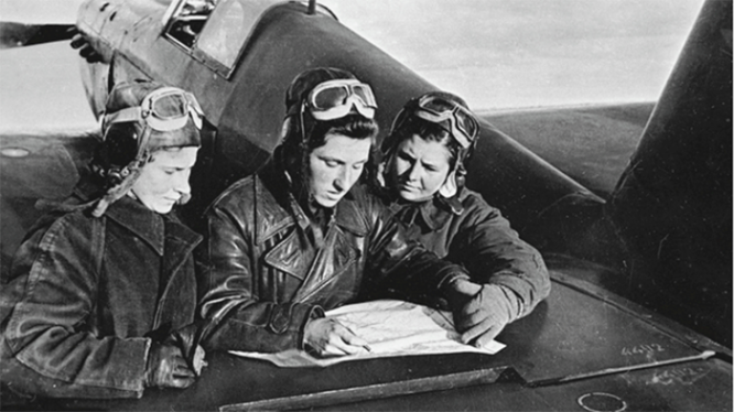 Лидия Литвяк, Катя Буданова и Мария Кузнецова около истребителем Як-1