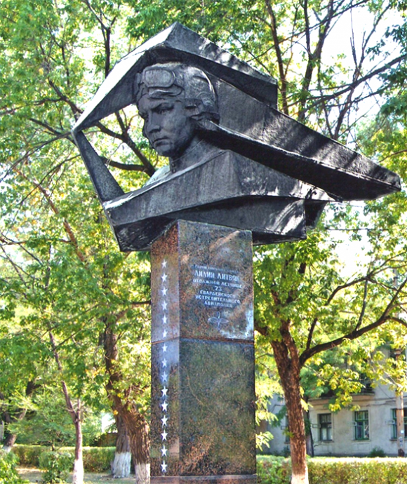 Памятник Лидии Литвяк в городе Красный Луч