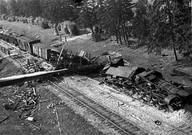 Огромные потери нацисты несли и в подвижном составе, теряли рельсы, шпалы, специалистов-железнодорожников