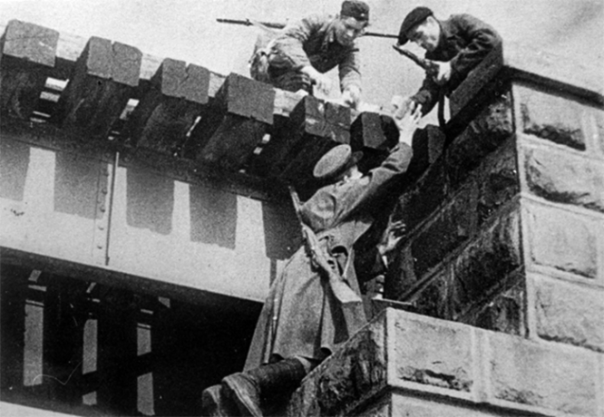 Советские партизаны готовят подрыв моста. 1943 г.