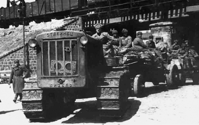 Советская артиллерия вступает в Харьков