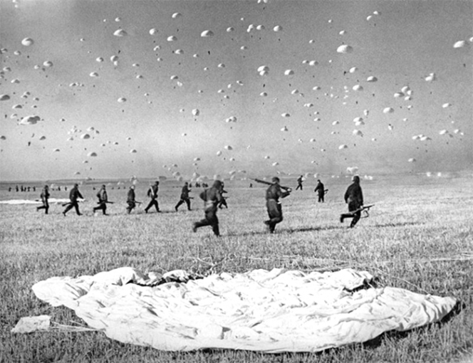 2 августа 1930 года под Воронежем, во время учений Московского военного округа, впервые была осуществлена парашютная посадка всего подразделения в составе 12 человек. С этого времени отмечается День ВДВ