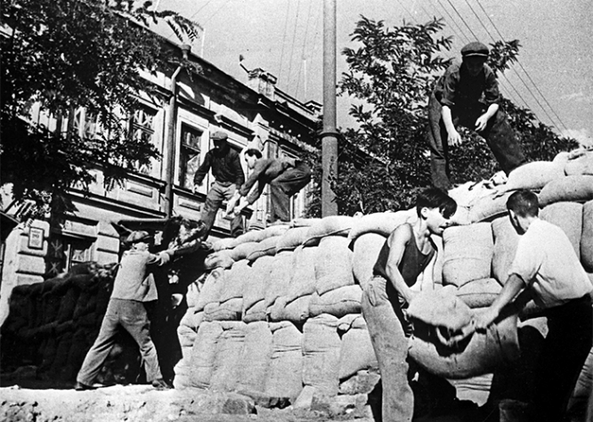 Жители Одессы готовятся к обороне города. Август 1941 г. Фото Георгий Зельма