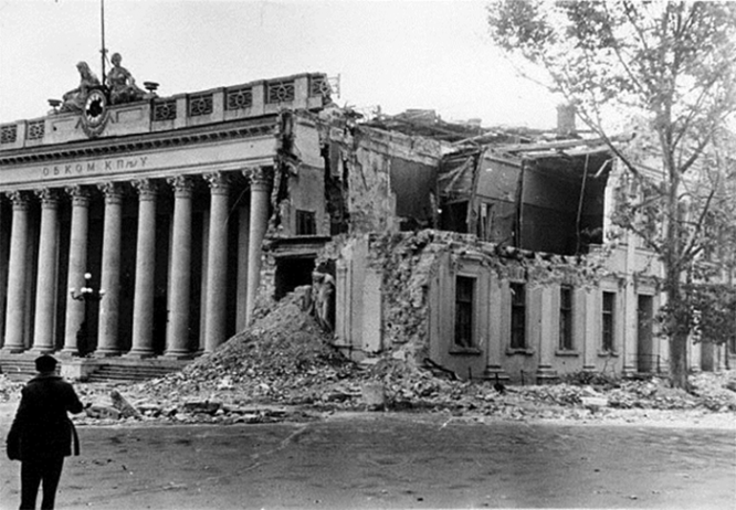 Разрушенный бомбой Городской Совет (старая биржа). 1941 г.