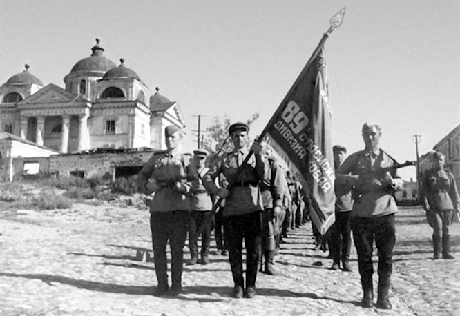 Воины 89-й гвардейской стрелковой дивизии проходят по улице Попова в освобожденном Белгороде. 5 августа 1943 г.