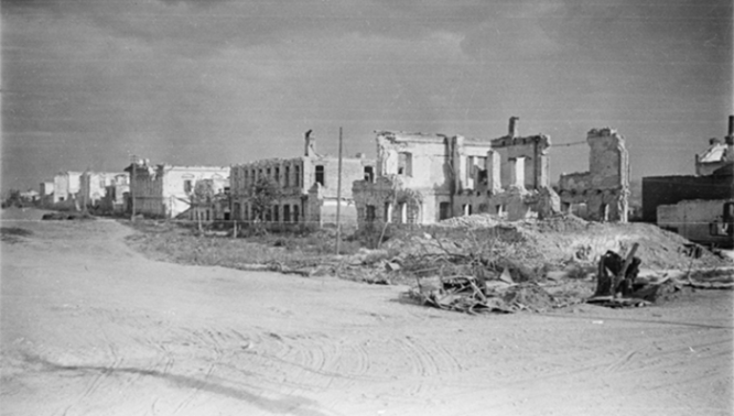 Разрушенные дома на улице освобожденного Белгорода. Август 1943 г. Фото Семен Фридлянд