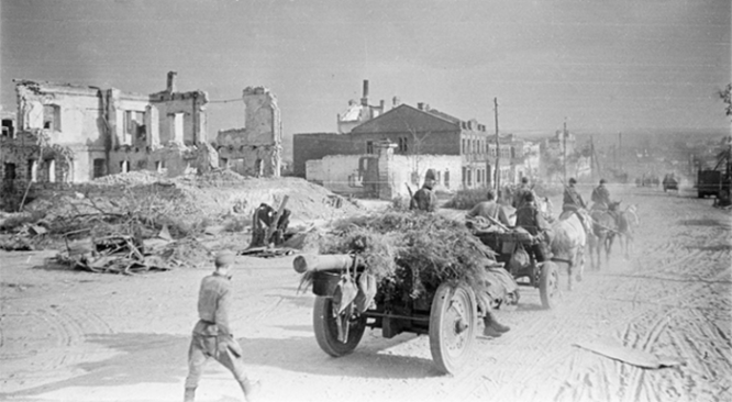 Советские солдаты на Новомосковской улице (сегодня – проспект Богдана Хмельницкого) освобождённого Белгорода. Август 1943 г.