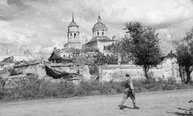 Советский солдат проходит мимо Смоленского собора в освобожденном Белгороде. Август 1943 г.