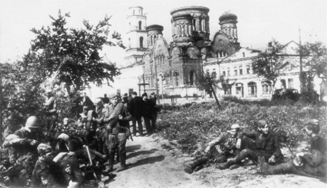 Советские солдаты отдыхают на Первомайской площади (ныне сквер Танкистов) перед Покровской церковью в освобождённом Орле. 5 августа 1943 г.
