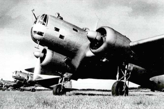 Эскадрилья советских бомбардировщиков ДБ-3А готовится к вылету