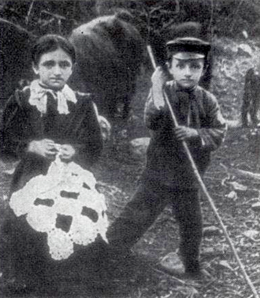 Артем Микоян с сестрой Астхик. 1913 г.