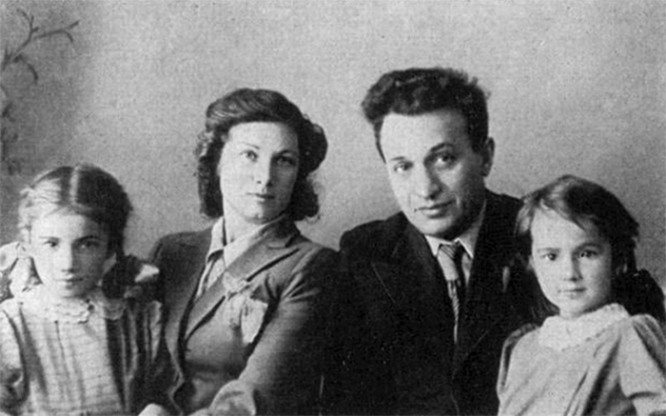 Артем Иванович с женой Зоей Ивановной и дочерьми Натальей и Светланой. 1945 г.