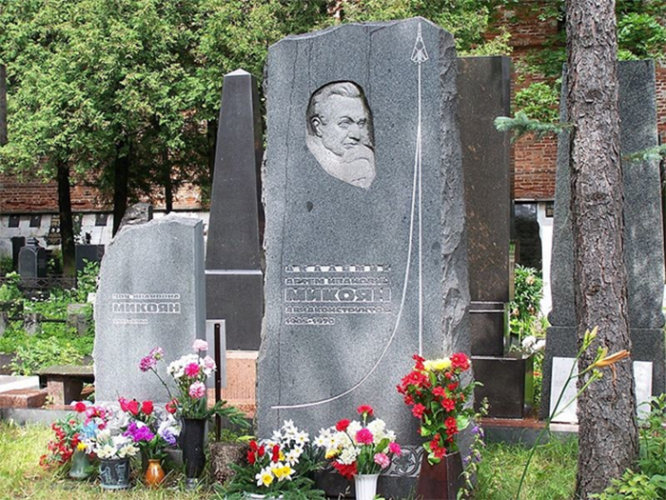 Могила А. И. Микояна на Новодевичьем кладбище в Москве