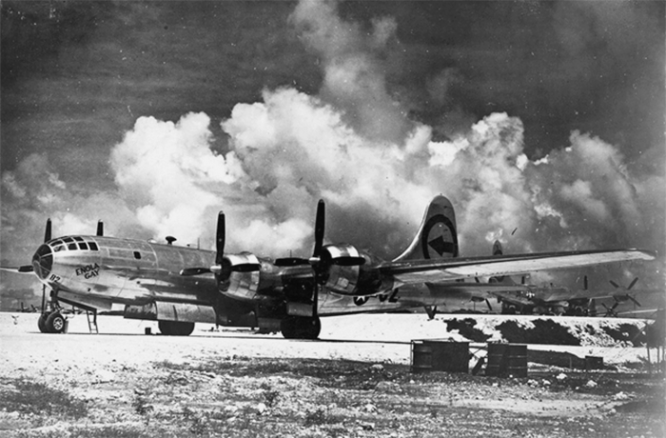 Американский бомбардировщик В-29 «Энола Гэй» («Enola Gay») на аэдродроме в Тиниане на Марианских островах. 6 августа 1945 года самолет взлетел с атомной бомбой для бомбардировки японского города Хиросима