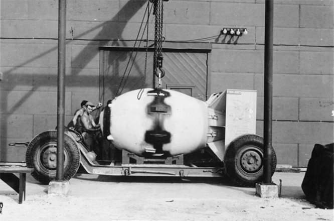 Трейлер с атомной бомбой «Толстяк» (Fat man) перед воротами склада