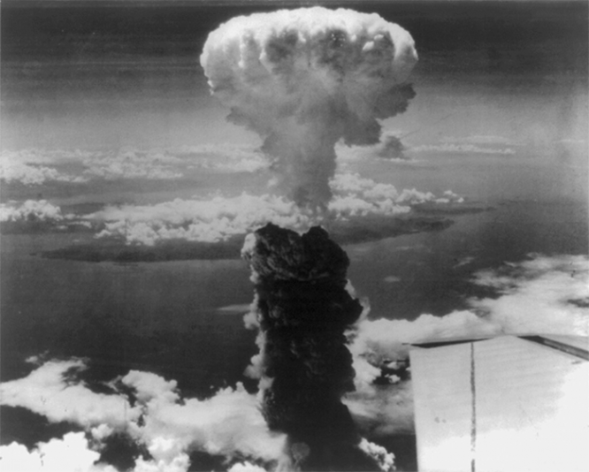 Атомная бомба «Толстяк» (Fat Man), сброшенная с американского бомбардировщика B-29, взорвалась на высоте 300 метров над долиной Нагасаки. «Атомный гриб» взрыва – столб дыма, раскаленных частиц, пыли и обломков – поднялся на высоту 20 километров. 9 августа 1945 г.