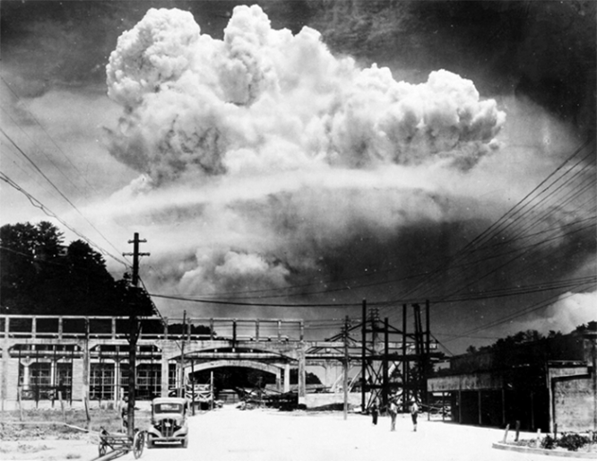 Вид на облако атомного взрыва в Нагасаки с расстояния 15 км из Койаджи-Дзимы. 09 августа 1945 г.