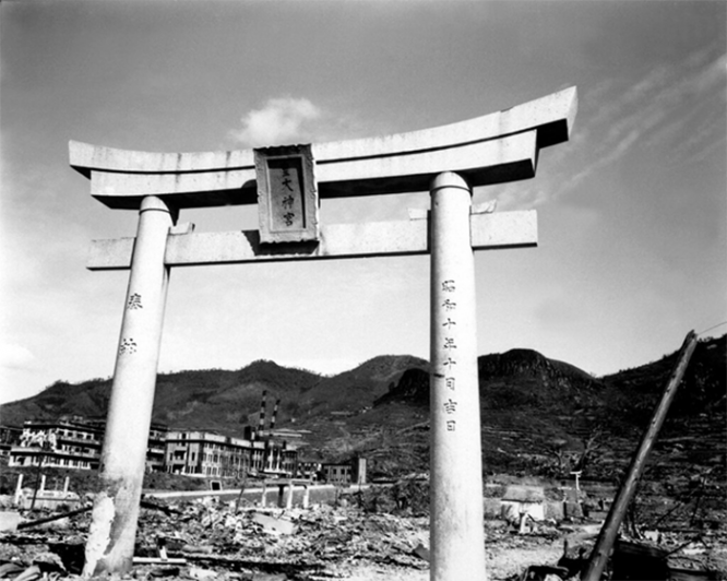 Арка разрушенного храма в Нагасаки. Всё, что осталось от одного из синтоистских храмов в Нагасаки. Октябрь 1945 г.
