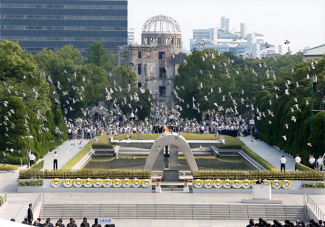 Голуби над парком Мира в Хиросиме
