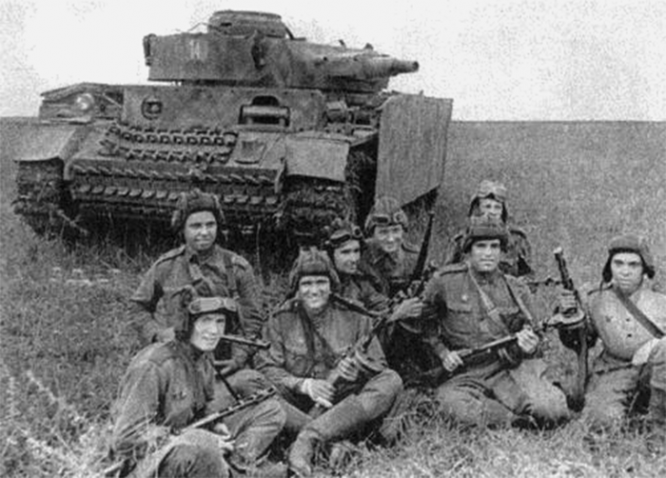 Советские танкисты после успешного боя. Донбасс, 1943 г.
