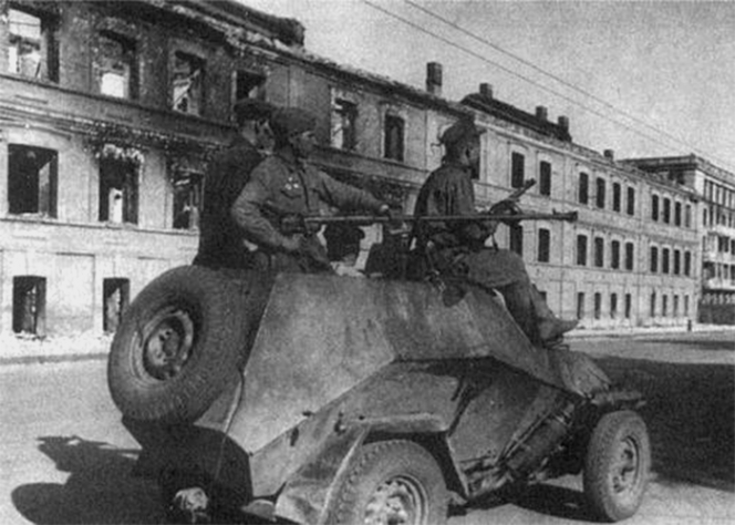 Бронеавтомобиль БА-64 на улицах Сталино. Ноябрь 1943 г.