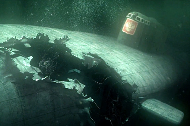 12 августа 2000 года во время учений в Баренцовом море затонула атомная подводная лодка «Курск». Никого из 118 членов экипажа спасти не удалось