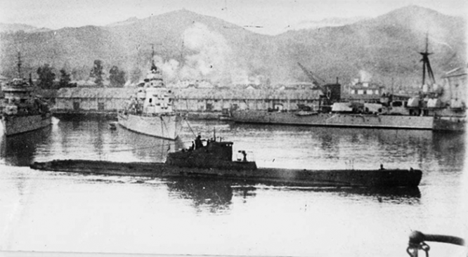 Советская подводная лодка Щ-205 в гавани Новороссийска. 1942 г.