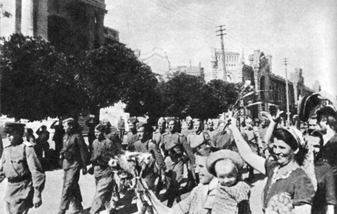 Жители Кишинёва приветствуют своих освободителей. Август 1944-го