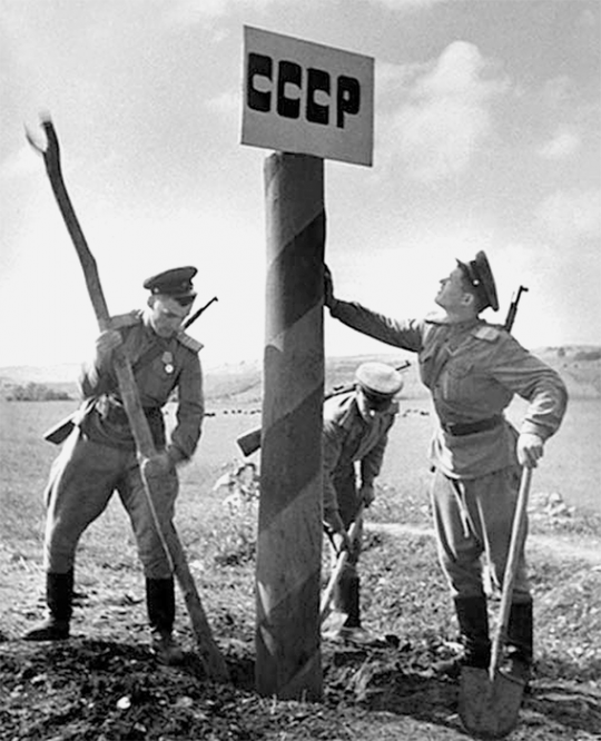 Установка пограничного столба на советско-румынской границе. Март 1944 г.