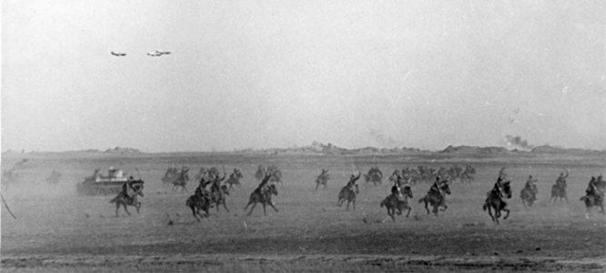 Кавалеристы 2-го гвардейского кавкорпуса атакуют позиции противника при поддержке авиации, артиллерии и танков. Брянский фронт, сентябрь 1943 г.