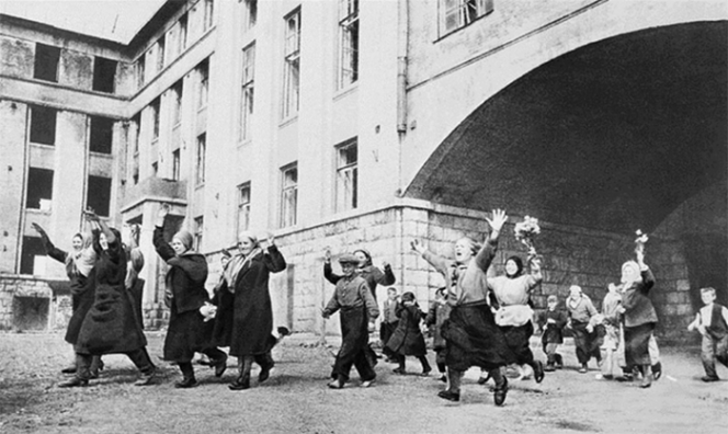 Воодушевлённые жители Брянска встречают своих освободителей, 17 сентября 1943 года