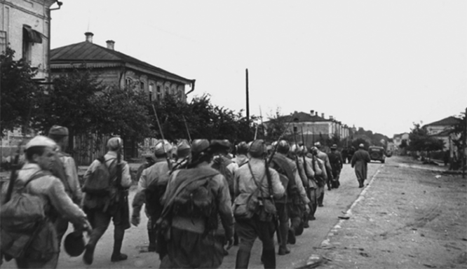 Войска проходят через освобождённый Брянск, сентябрь 1943 года