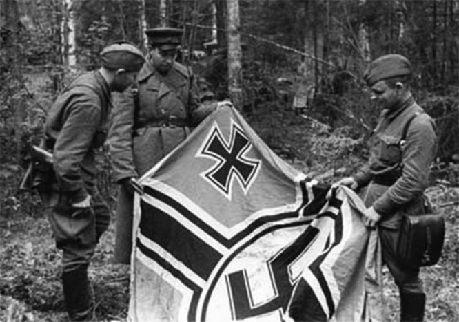 Воины Западного фронта со знаменем 17-й немецкой механизированной дивизии, разгромленной в боях под Ельней, 6 сентября 1941 года