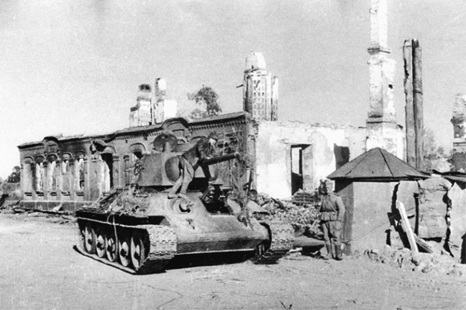 Советский танк Т-34 на улице освобожденной Ельни