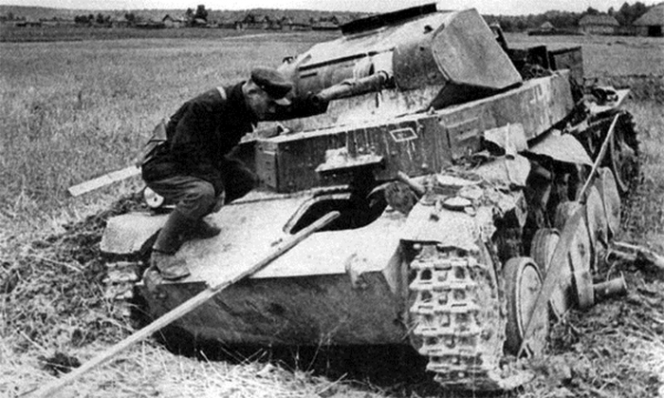 Офицер Красной Армии изучает подбитый под Ельней немецкий танк
