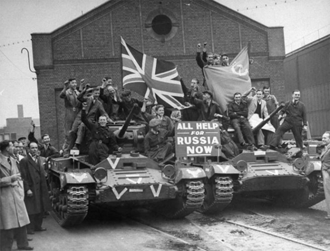 Рабочие завода в Стаффордшир торжествуют на танках, покидающих завод перед доставкой первым конвоем «Дервиш» в Россию. Август 1941 года. Фото из архивов Имперского военного музея