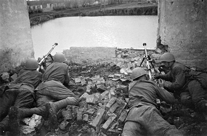 Советские бронебойщики занимают позицию в развалинах дома на южной окраине Воронежа. 1942 г.