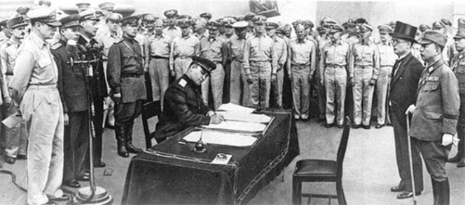 Представитель СССР К.Н. Деревянко ставит свою подпись под актом о капитуляции Японии