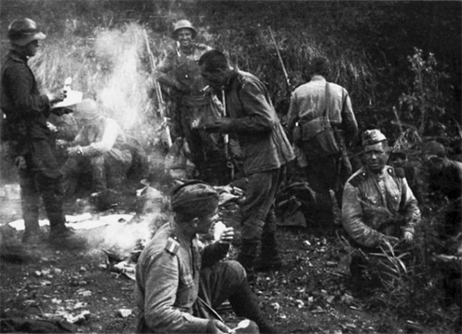 Советские солдаты на привале у костра на Сахалине